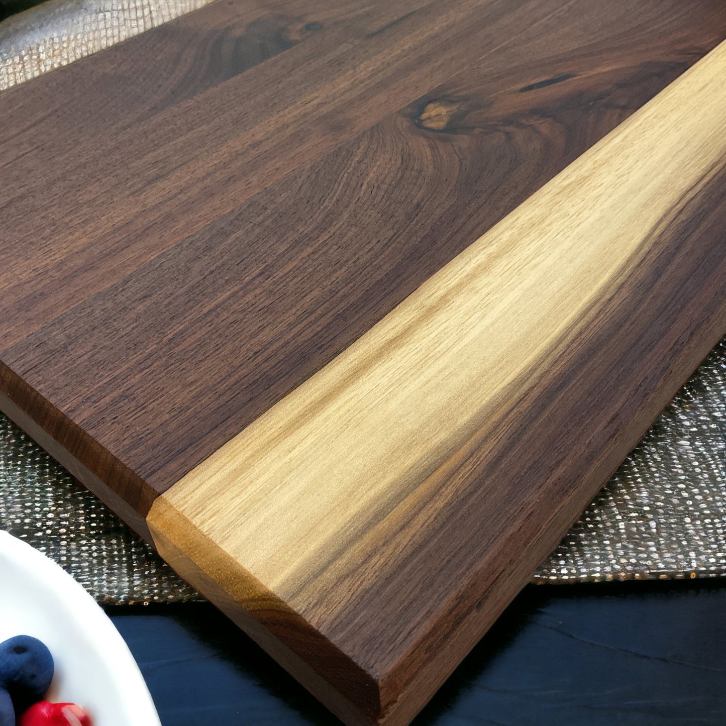 WALNUT STRIPE CUTTING BOARD