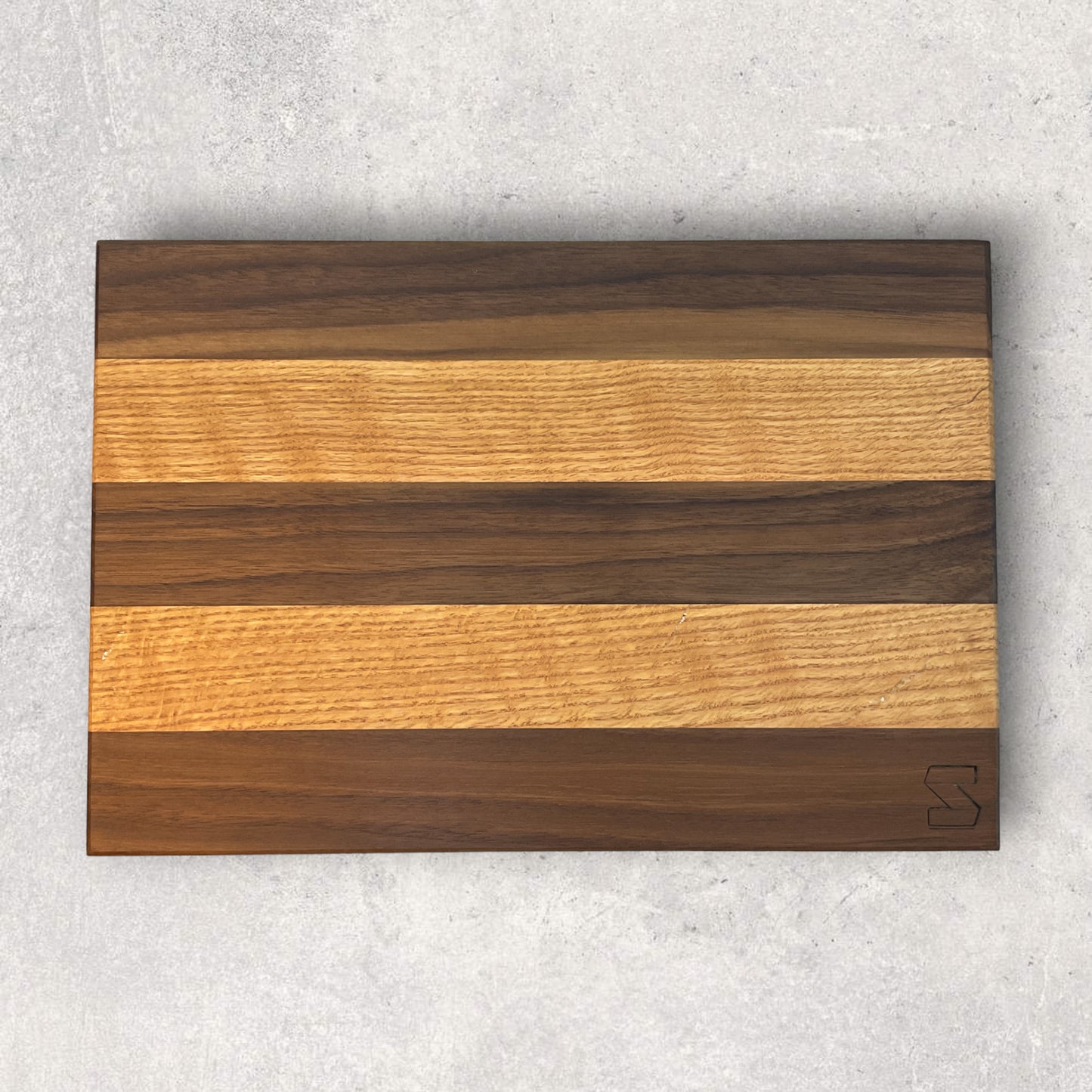 OAK & WALNUT STRIPED CUTTING BOARD