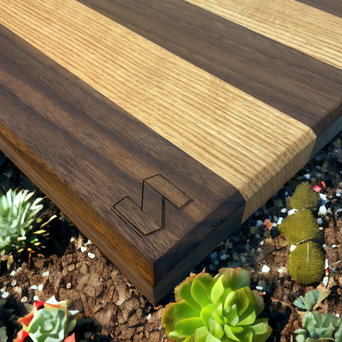 OAK & WALNUT STRIPED CUTTING BOARD