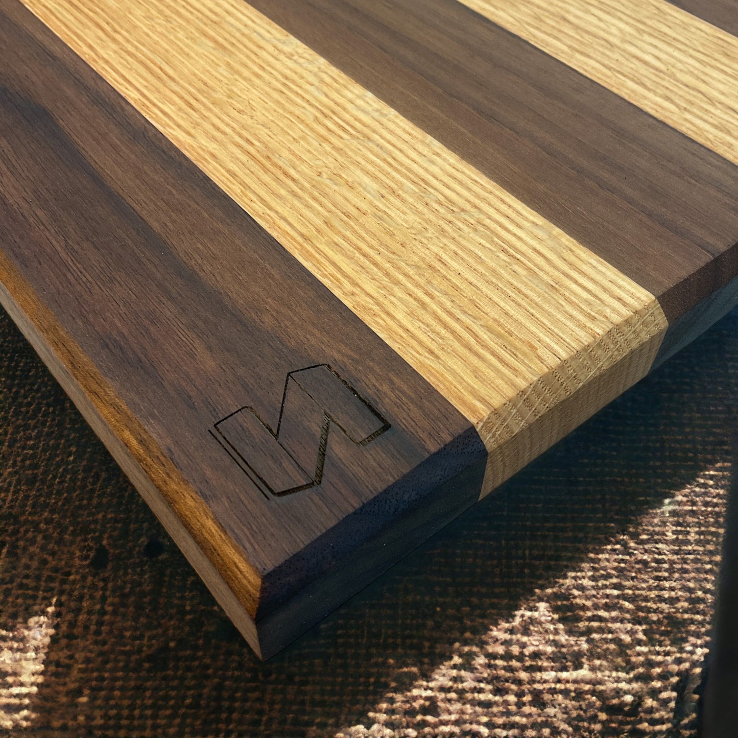 OAK & WALNUT STRIPED CUTTING BOARD