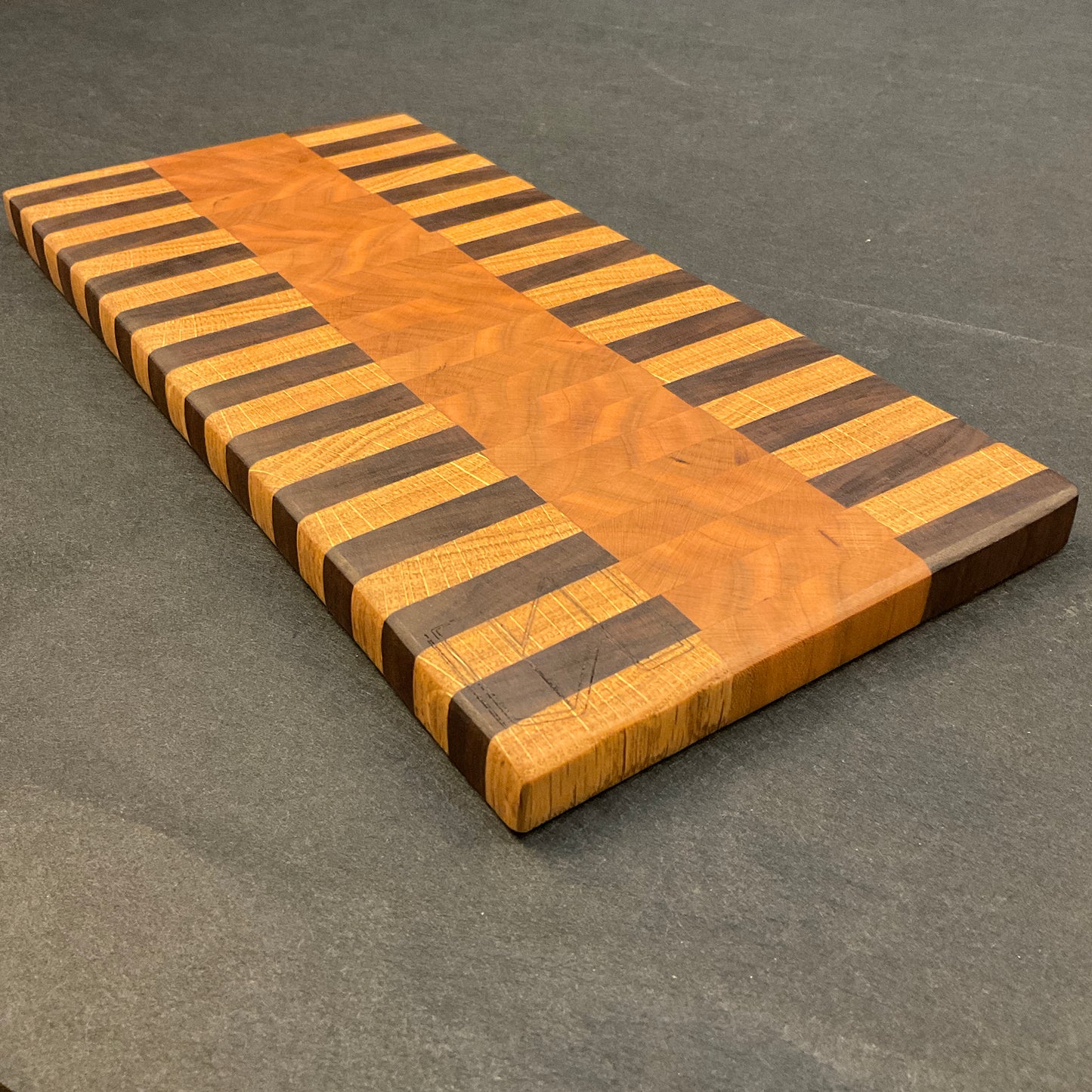 TRIPLE EDGE GRAIN CUTTING BOARD